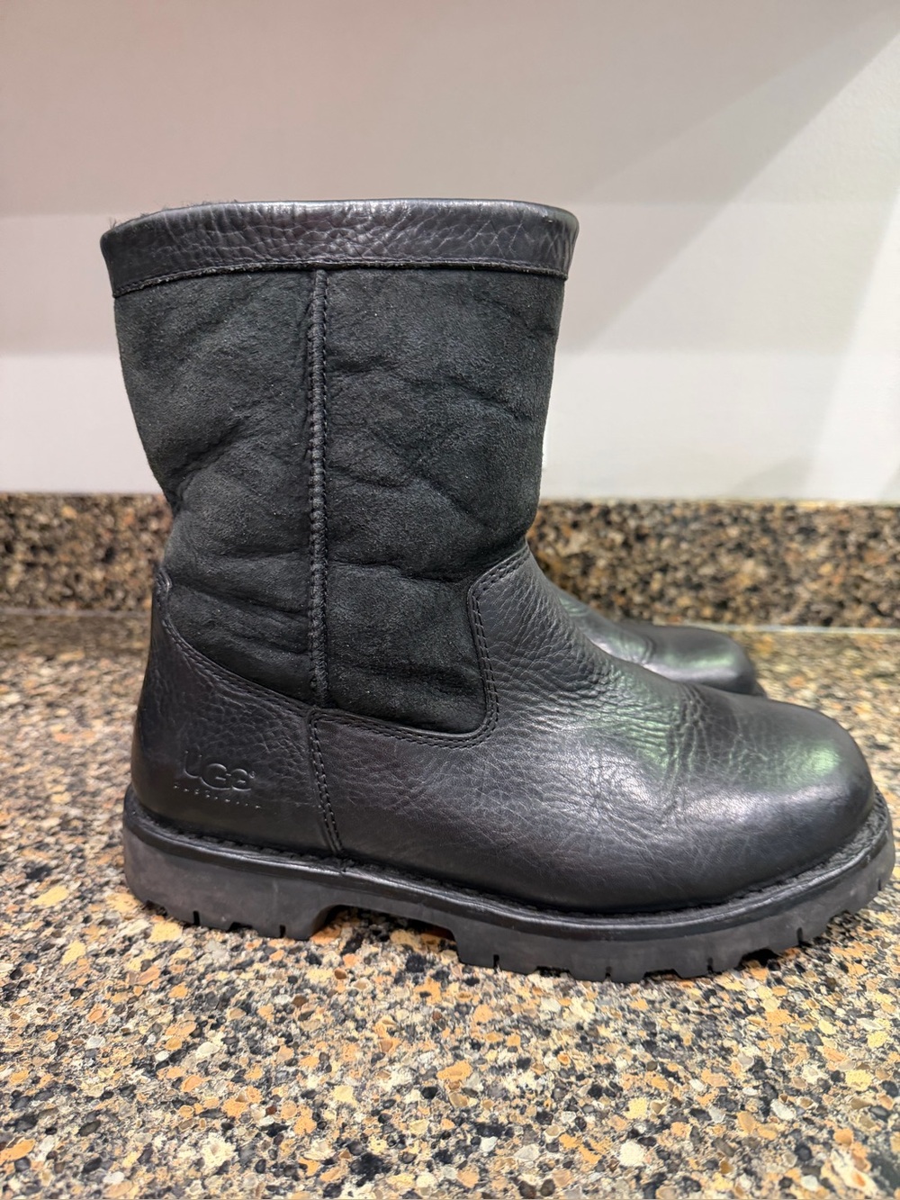 UGG mens 9 Black Leather & Suede Boot